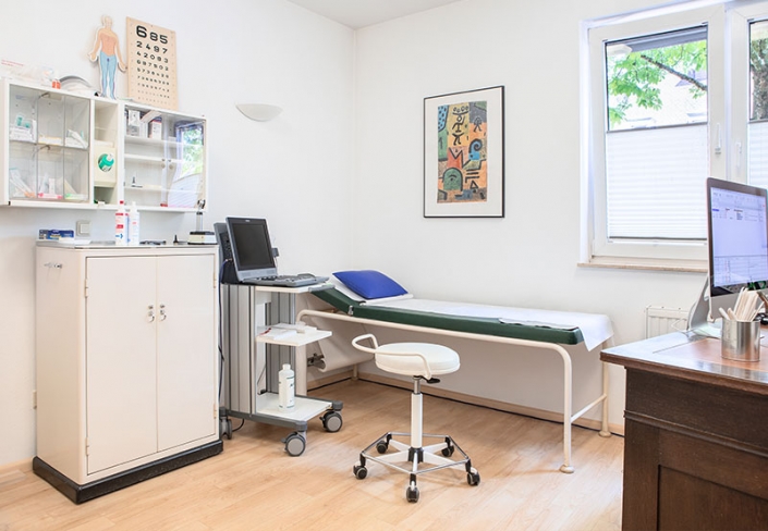 behandlungszimmer-01-hausarzt-praxis-freiburg-haslach