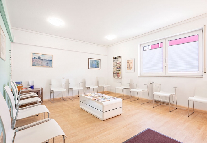 wartezimmer-02-hausarzt-praxis-freiburg-haslach